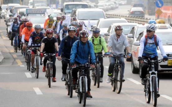 More Koreans taking to two-wheels