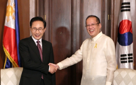 Lee pledges development support for Philippines