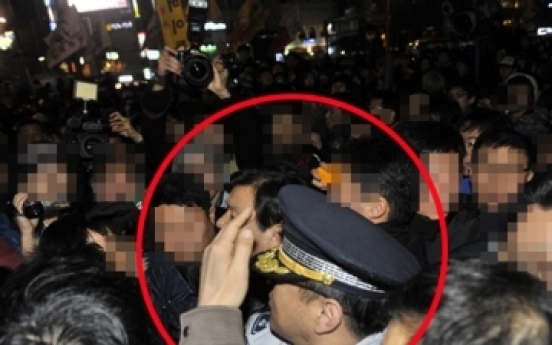 Head of Seoul district police station assaulted by FTA protesters