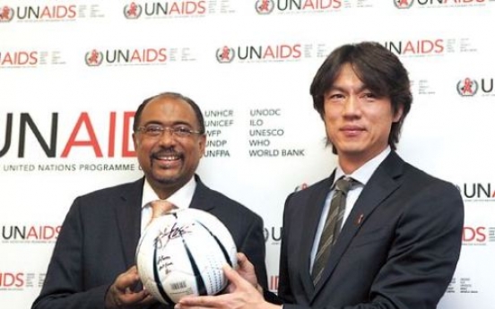 Soccer star Hong kicks out to fight HIV