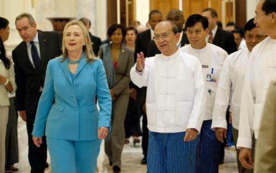 Clinton tests reforms on visit to Myanmar