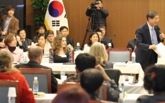 Seoul mayor gives expats full hearing