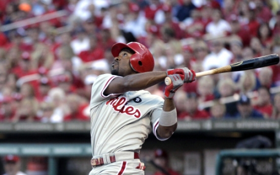 Phillies, Rollins agree at $33m