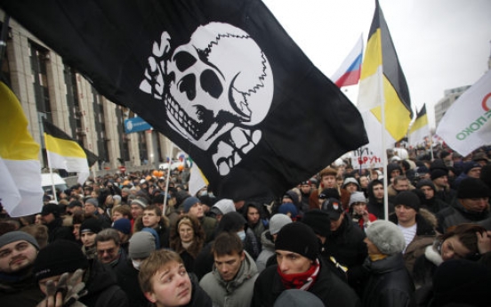 Tens of thousands protest against Putin