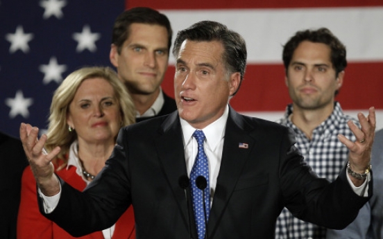 Romney wins narrowest of victories in Iowa