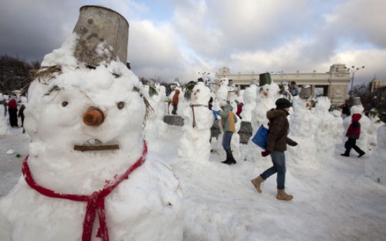 Russians greet winter with snowmen