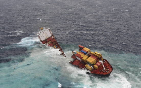 Grounded cargo ship breaks apart on N.Z. reef