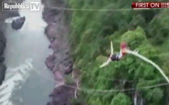 Australian survives bungee jump horror