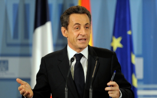 Feisty Sarkozy shrugs off French credit downgrade