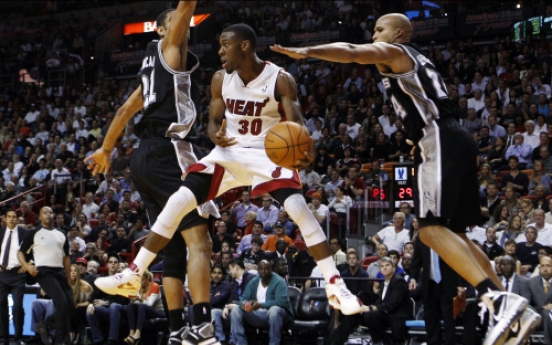 LeBron, Heat explode in second half to stun Spurs