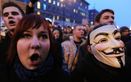 Poland signs copyright treaty that drew protests