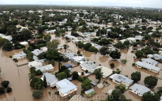 Rising Australian floodwaters force mass evacuation