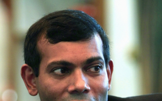 Maldives leader quits after protests; V.P. sworn in