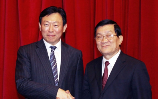 Lotte chairman Shin meets Vietnamese president in Hanoi