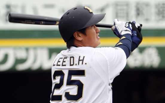 Lee hits first homer of spring