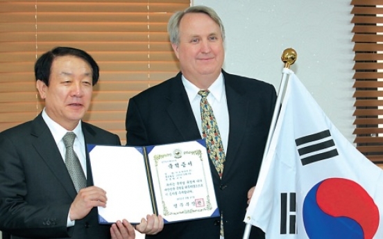 John Linton wins Korean citizenship for medical contribution