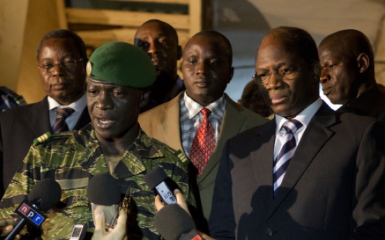 Mali coup leader reinstates old constitution