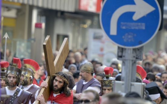 Christians in Holy Land pray on Easter