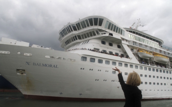 Titanic memorial cruise retraces tragic voyage