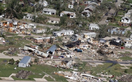 Nearly 100 tornadoes rip across central U.S., 5 dead