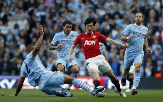 Kompany’s header the difference as City beats United