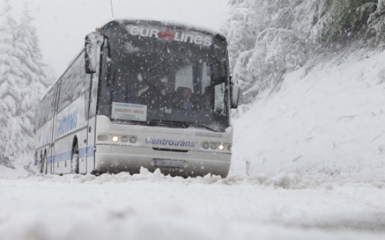 Heavy snow surprises Bosnians after a hot weekend