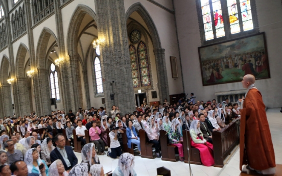 Ven. Jeongyul celebrates Buddha's Birthday at church mass