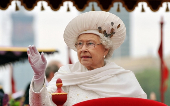 British queen leads 1,000-strong jubilee flotilla