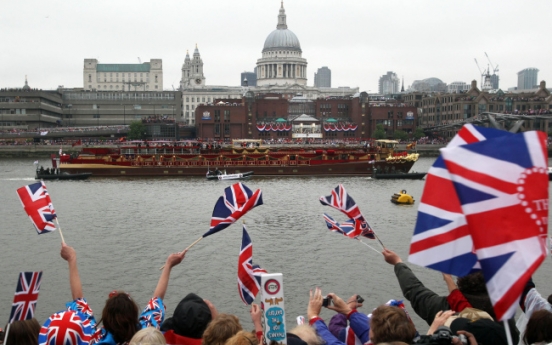 British queen leads jubilee flotilla