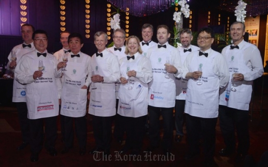 AMCHAM CEOs serve as waiters for scholarships