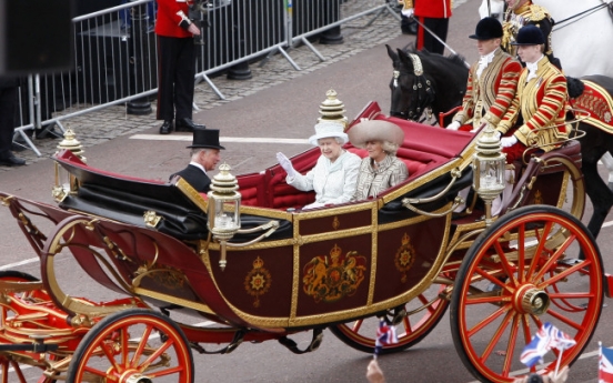 Britons cheer queen in poignant jubilee finale