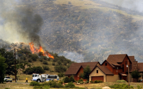 Hundreds evacuated as Colorado wildfires grow