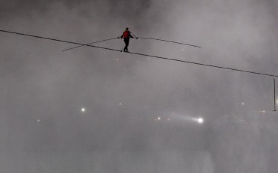 Tethered Wallenda walks wire across Niagara Falls