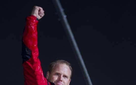 Wallenda walks on tightrope over Niagara