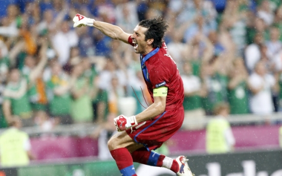 Italy, Spain storm into quarterfinals