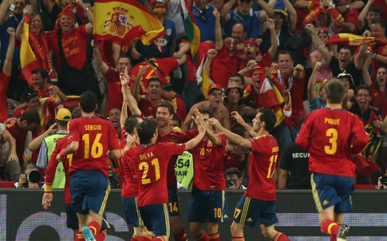 Alonso, Spain cruise into semis