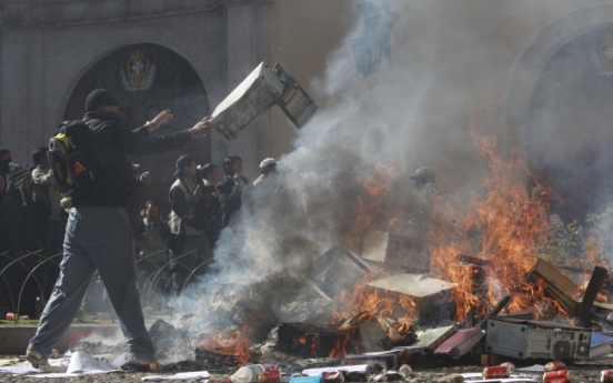 Bolivian police mutiny over pay widens