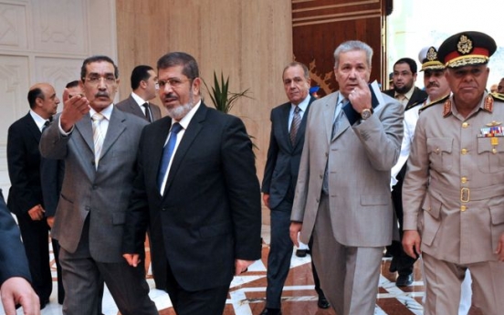 Egypt’s Morsi mulls cabinet amid Tahrir sit-in