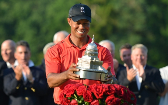 Tiger Woods squeaks out win