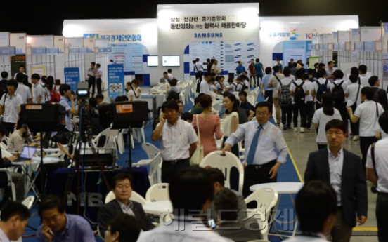 Samsung holds large-scale recruitment fair for suppliers