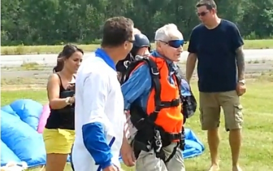 Man celebrates 90th b-day with skydiving