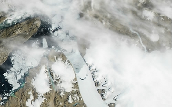 Glacier calves Manhattan-sized iceberg