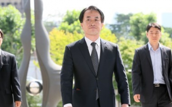 Lee's former aide denies bribery allegations