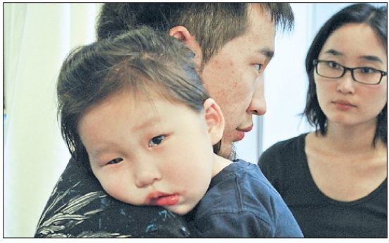 Mongolian toddler receives eye cancer surgery in Seoul