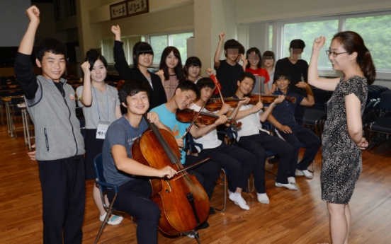 Defector children’s orchestra plays hope