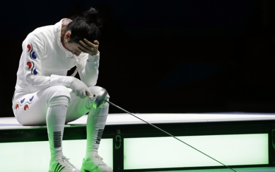 Fencing row steals gold from Korean fencer