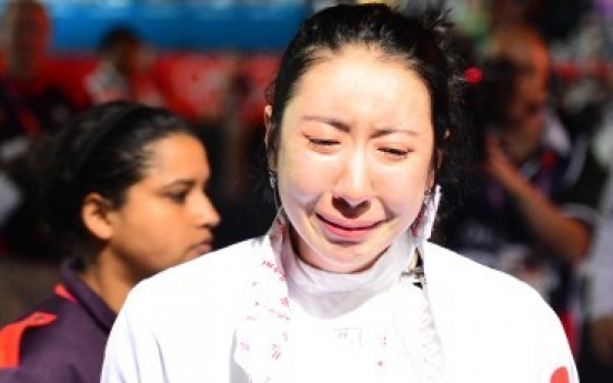 Tearful fencer refuses to accept consolation medal