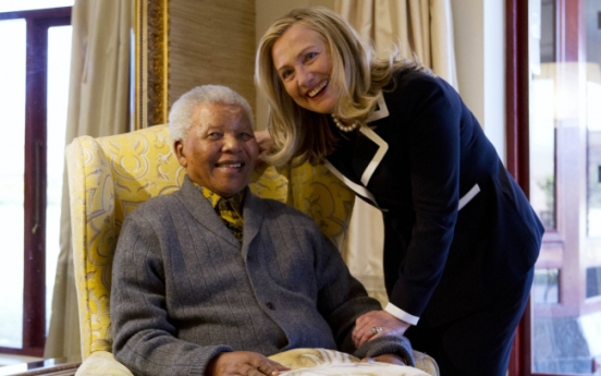 Clinton lunches with Mandela in rare visit at his home