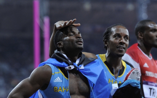 Bahamas snaps US winnng streak in men's 4x400