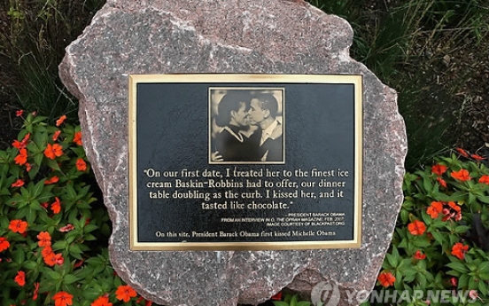 Plaque marks Chicago site of Obamas’ 1st kiss